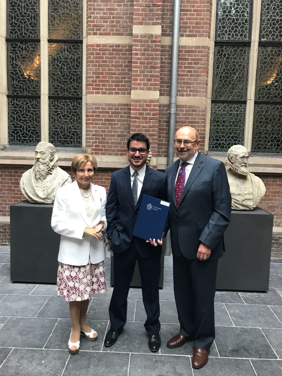 Su tía Clara Aurora White, el magister Andrés Felipe Mejía Vega y su tío Keith White. Quien lo acompañaron desde Londres a su ceremonia.